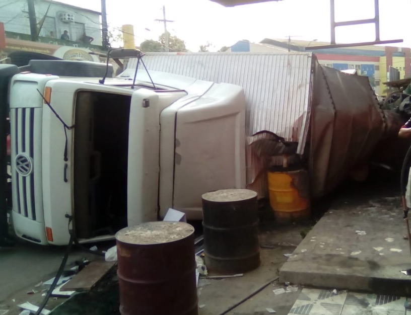 Carreta tomba e assusta comerciantes em rua de Manaus