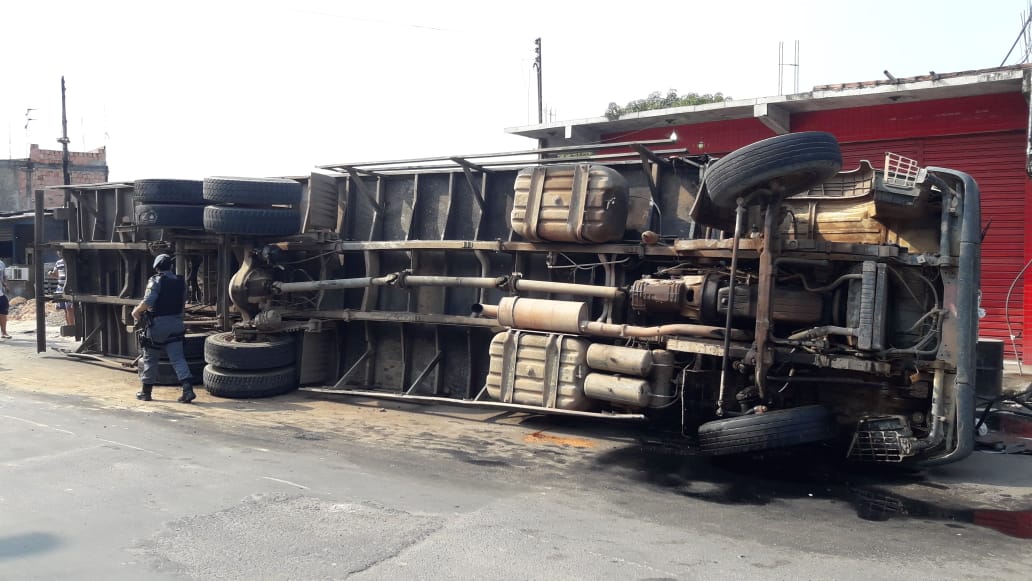 Motorista vai parar em hospital após carreta perder freio e tombar em Manaus