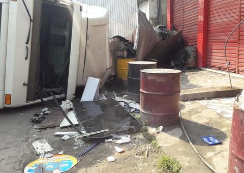 Motorista vai parar em hospital após carreta perder freio e tombar em Manaus