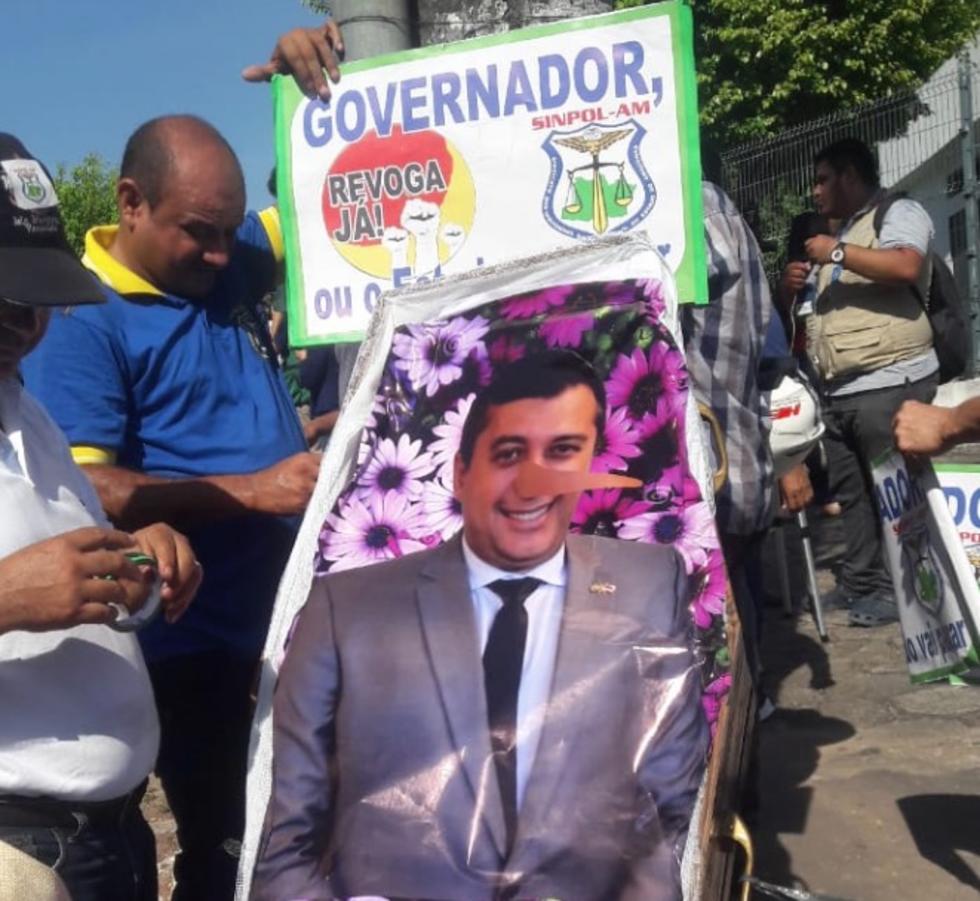 Servidores públicos estão em assembleia para decidir greve geral em Manaus 