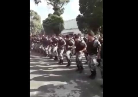 Policiais chocam ao cantar 'arranca a cabeça e deixa pendurada' em evento oficial no Pará