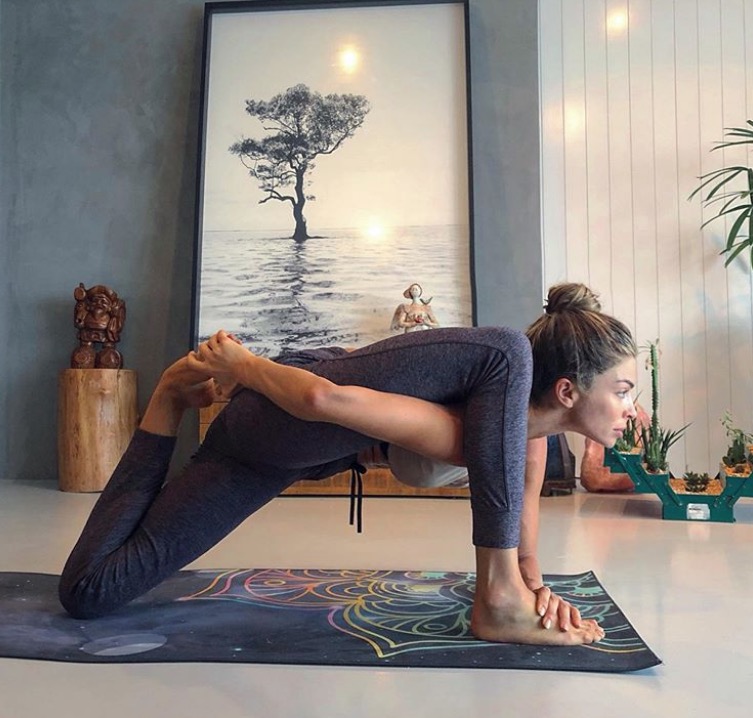 Grazi Massafera faz pose inusitada de yoga e deixa seguidores confusos