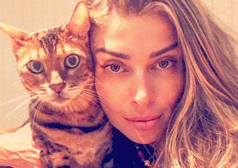 Grazi Massafera faz pose inusitada de yoga e deixa seguidores confusos