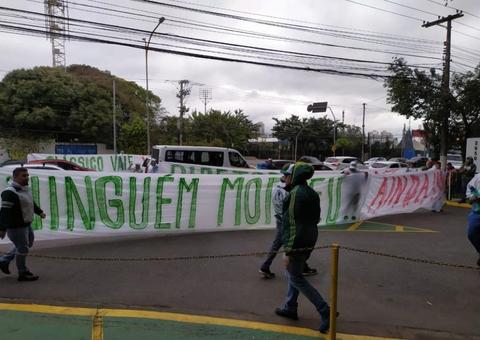 Torcida do Palmeiras faz protesto e ameaças antes de jogo contra o Corinthians