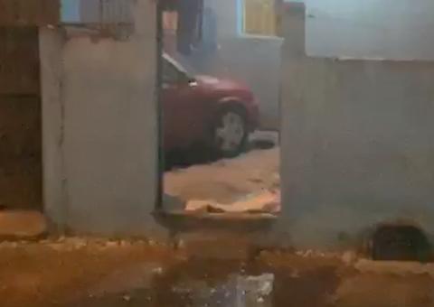 Homem é morto a tiros ao tentar fechar portão de casa durante tiroteio em Manaus