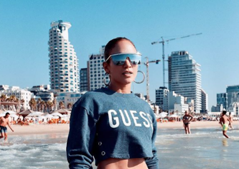 Aos 50 anos, cantora Jennifer Lopez exibe corpão em praia no Mediterrâneo 