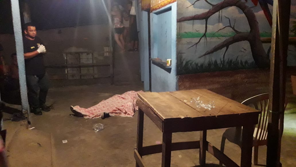 Homem é assassinado a tiros durante partida de baralho em Manaus