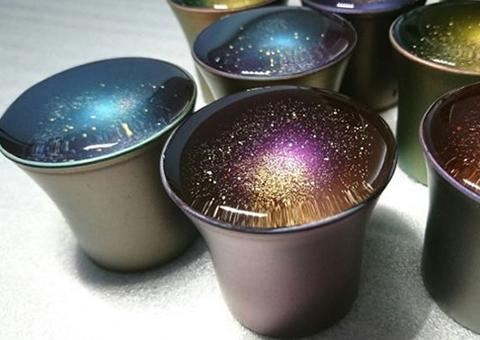 Com pó de ouro, artista faz sucesso ao criar copos com o brilho das estrelas