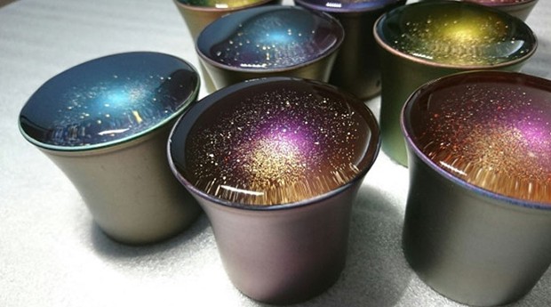 Com pó de ouro, artista faz sucesso ao criar copos com o brilho das estrelas