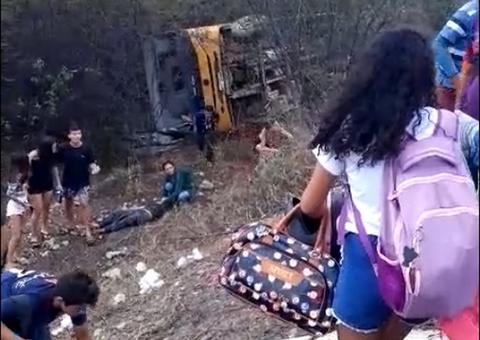 Após pneu estourar, ônibus capota com estudantes em rodovia federal