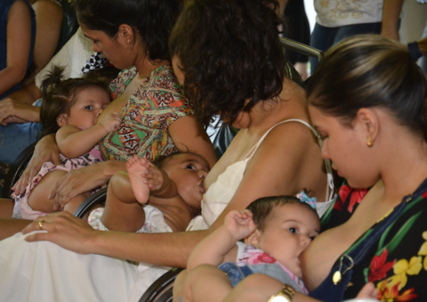 ‘Hora do Mamaço’, no Parque da Criança, alerta sobre importância da amamentação