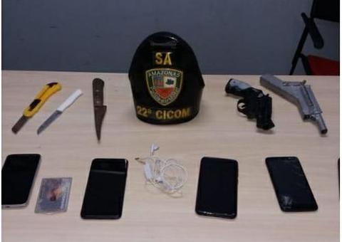 Adolescente é espancado após assaltar e atirar contra passageiros de ônibus em Manaus