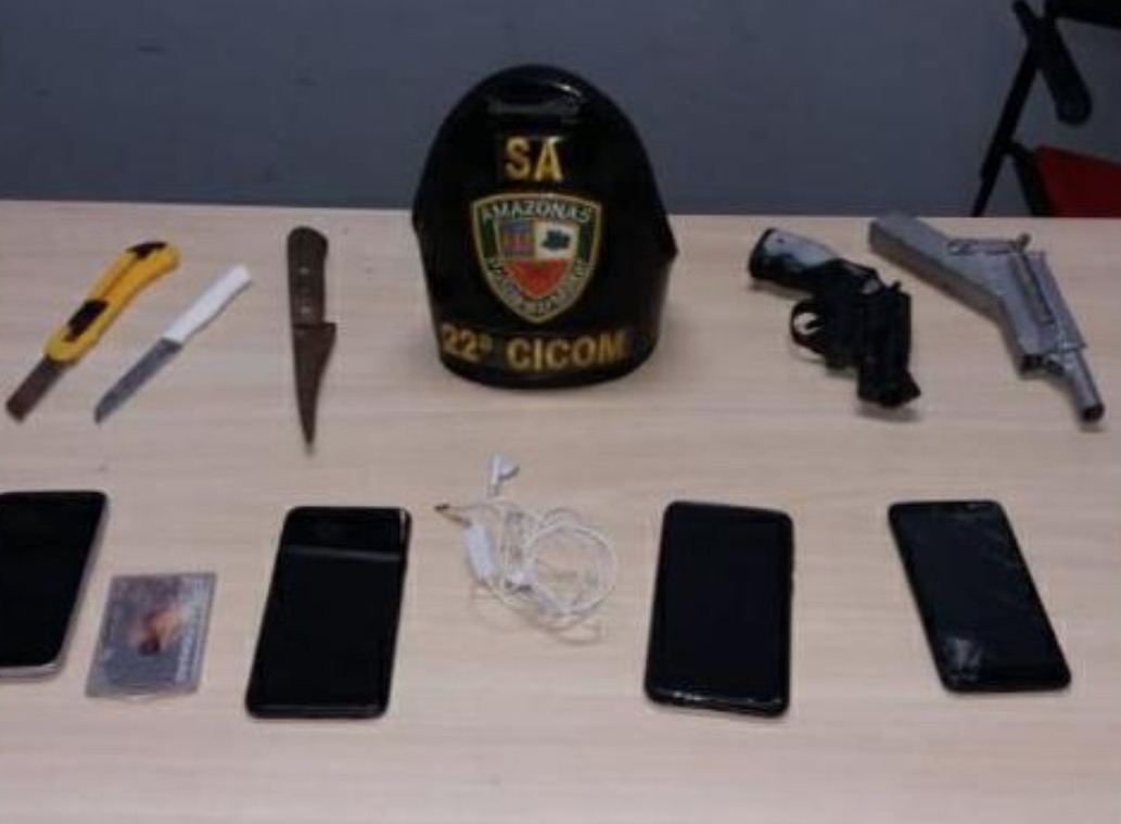 Adolescente é espancado após assaltar e atirar contra passageiros de ônibus em Manaus