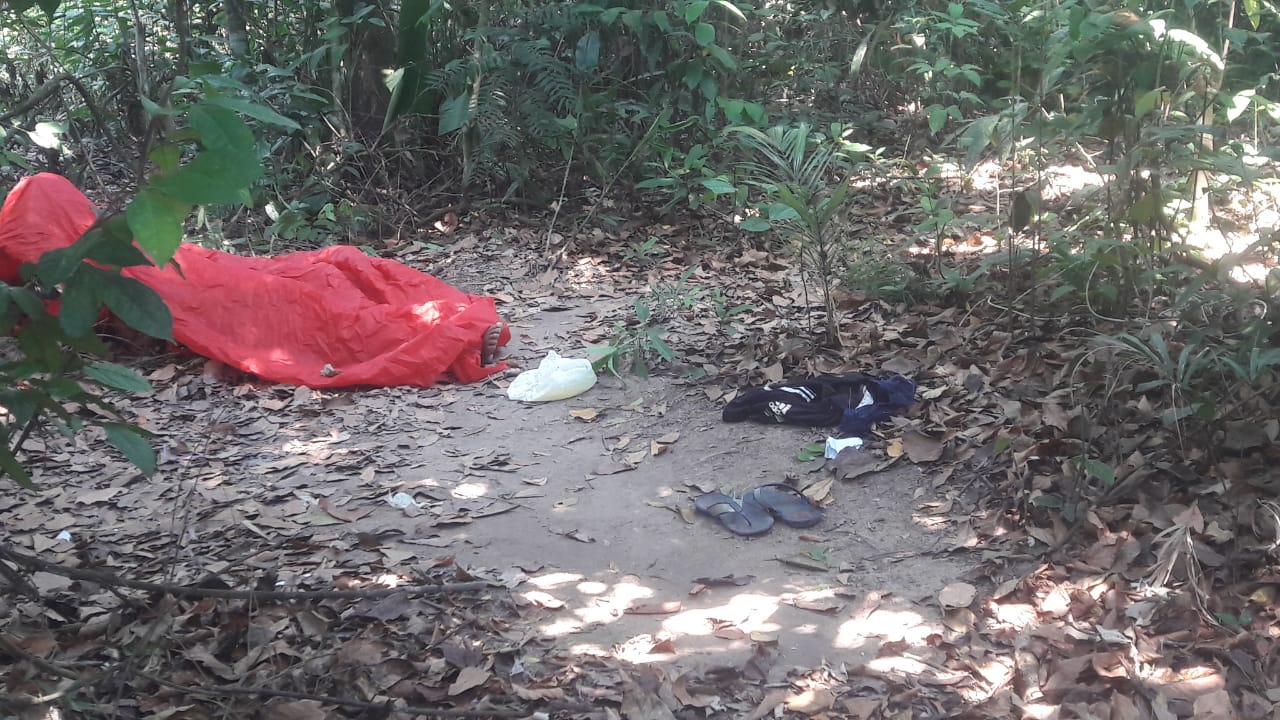 Sem roupas, jovem é encontrada morta no meio de matagal em Manaus