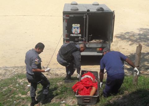 Em Manaus, mulher encontrada em matagal foi esfaqueada até a morte