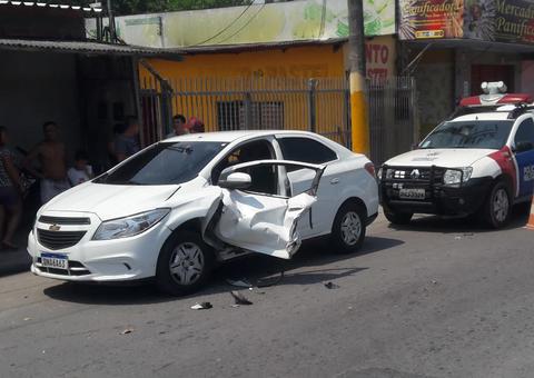 Motociclista morre ao colidir violentamente com porta de carro em avenida de Manaus