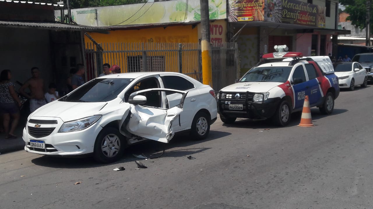 Motociclista morre ao colidir violentamente com porta de carro em avenida de Manaus