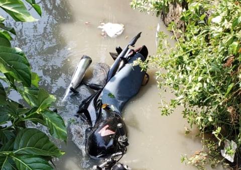 Assaltante cai em igarapé com moto após perseguição e tiro em Manaus