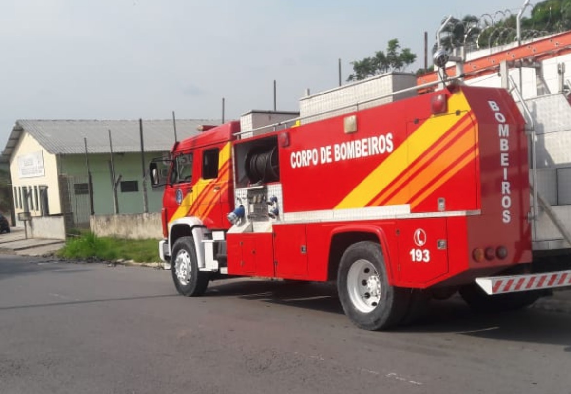Casas ficam completamente destruídas após incêndio em Manaus