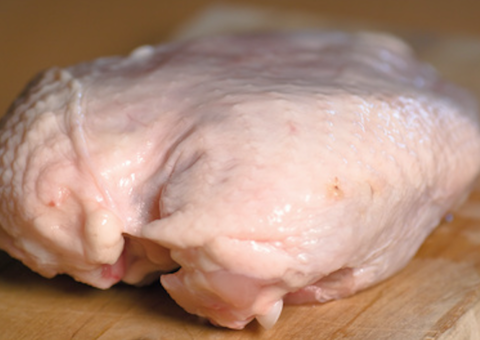 Após denúncia, homem é detido por vender frangos estragados em feira de Manaus 