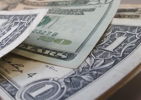 Homem joga por engano 23 mil dólares no lixo