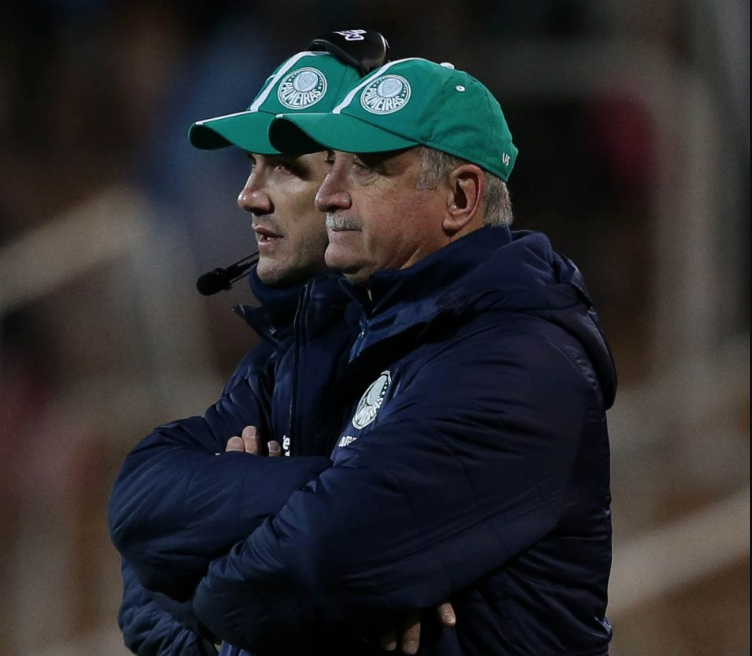 Mesmo após protestos da torcida, Felipão segue à frente do Palmeiras