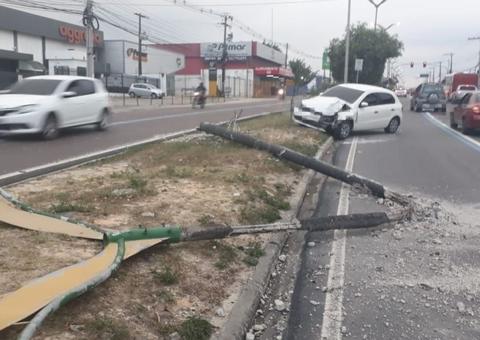 Em Manaus, carro invade pista e arranca poste em avenida de Manaus