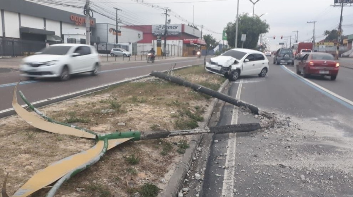 Em Manaus, carro invade pista e arranca poste em avenida de Manaus