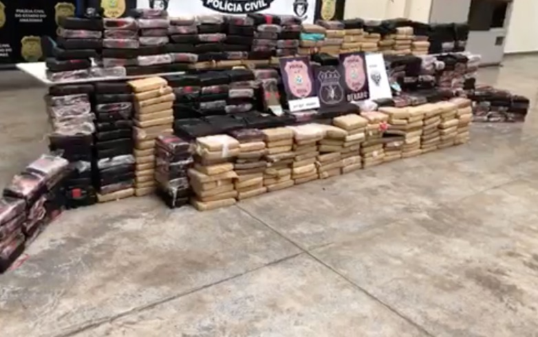 Grupo é preso com meia tonelada de drogas em flutuante no Amazonas