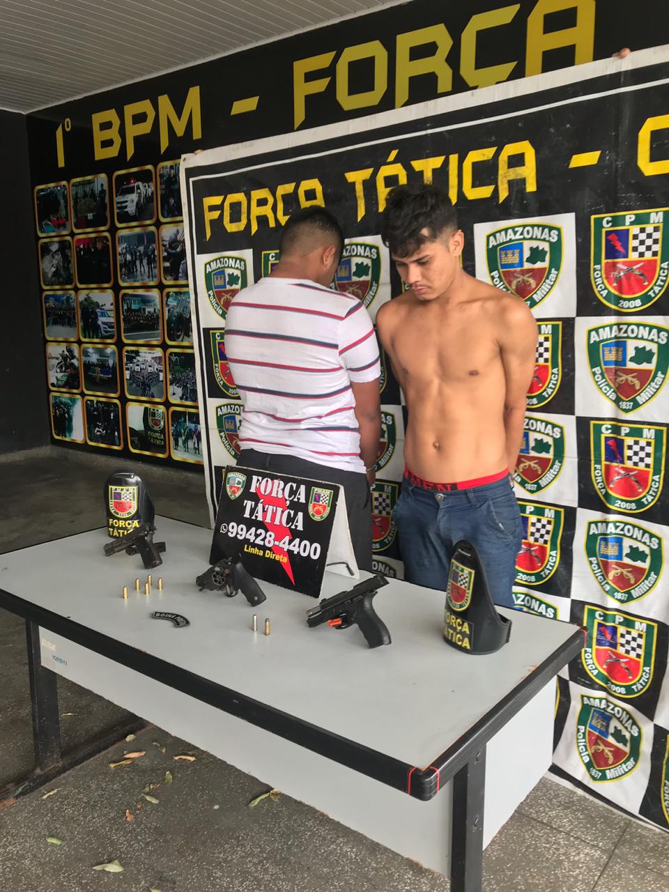 Dupla é detida com arma e drogas em beco de Manaus 