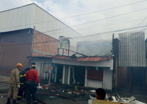 Incêndio destrói quatro quitinetes no Centro de Manaus  