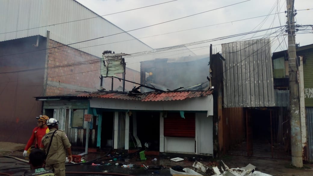 Incêndio destrói quatro quitinetes no Centro de Manaus  