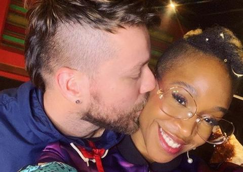 Karol Conka é criticada após assumir namoro com guitarrista branco