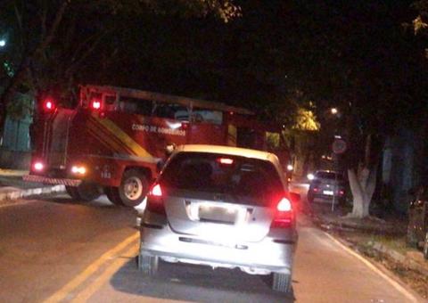 Populares tacam fogo em lixo e acionam bombeiros por incêndio descontrolado em Manaus