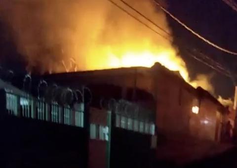 Fogo destrói casas e assusta moradores durante a madrugada em Manaus