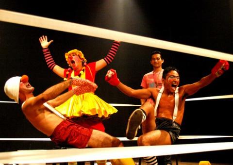 Sesc Amazônia das Artes apresenta espetáculo Boxe com Palhaçada no largo de São Sebastião