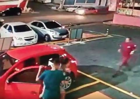 Trio rende mulheres e rouba carro no estacionamento de pizzaria em Manaus, veja vídeo