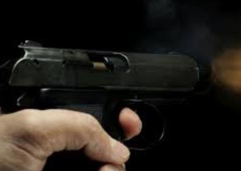 Na garupa de motocicleta, mulher é perseguida e baleada no peito em Manaus