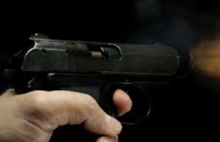 Na garupa de motocicleta, mulher é perseguida e baleada no peito em Manaus