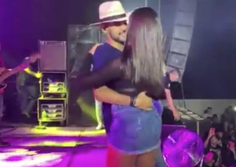 Vídeo: Mulher casada beija cantor no palco e o processa: ‘me senti forçada’