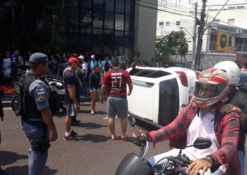 Passageira fica ferida após táxi capotar em avenida de Manaus
