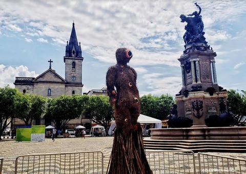 Esculturas de seres lendários da Amazônia são expostas na Feira da FAS