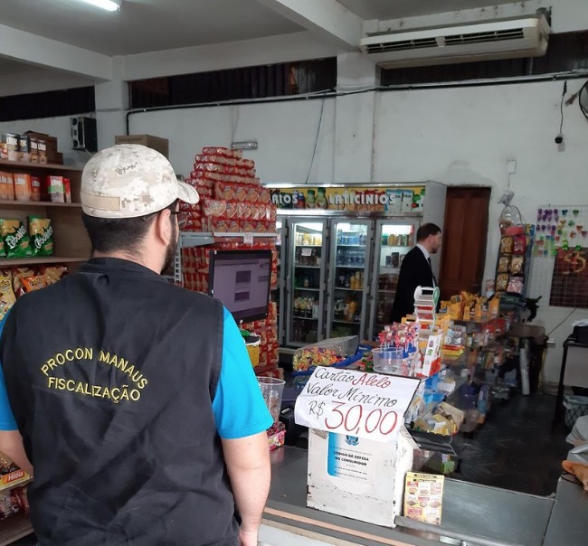 Comércio é multado por ter valor mínimo para pagamento no cartão em Manaus