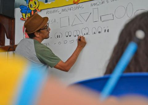 Cartunista realiza oficina de história em quadrinhos em escola de Manaus