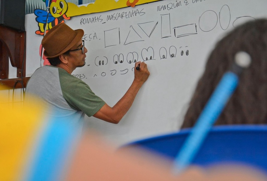 Cartunista realiza oficina de história em quadrinhos em escola de Manaus