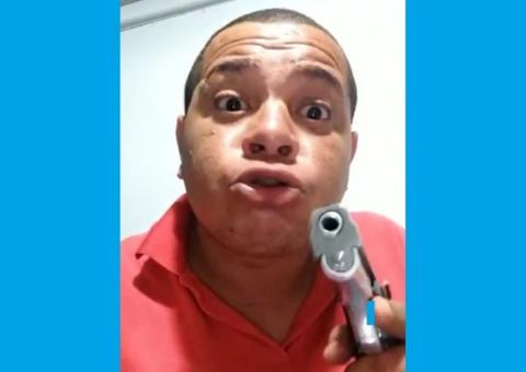 Locutor exibe arma nas redes sociais, cita Sérgio Moro e depois pede desculpas: 'foi vacilo'