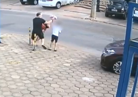 Vídeo: Durante fuga, assaltantes atropelam homem e crianças de 6 e 4 anos