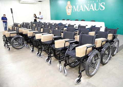 Prefeitura entrega cadeiras de rodas e garante a acessibilidade para 40 pessoas