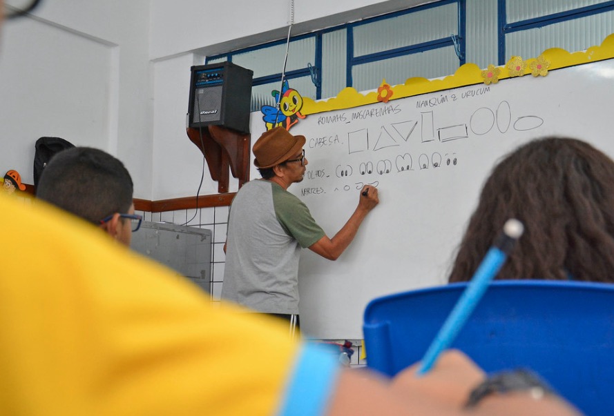Cartunista realiza oficina de história em quadrinhos em escola municipal de Manaus