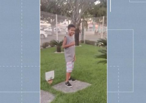 Criança morre após ser atingida por bala perdida na frente da mãe